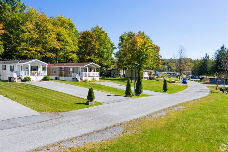 Laurel Woods community image