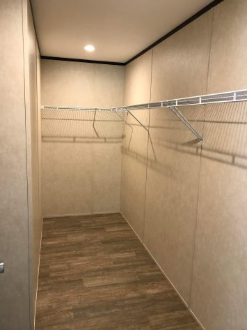 164 WI CLOSET 1