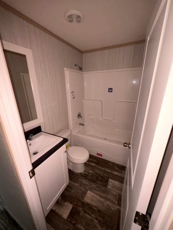 Center Manor - Image 6