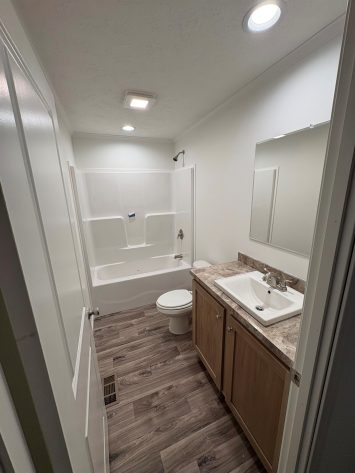 Center Manor - Image 6