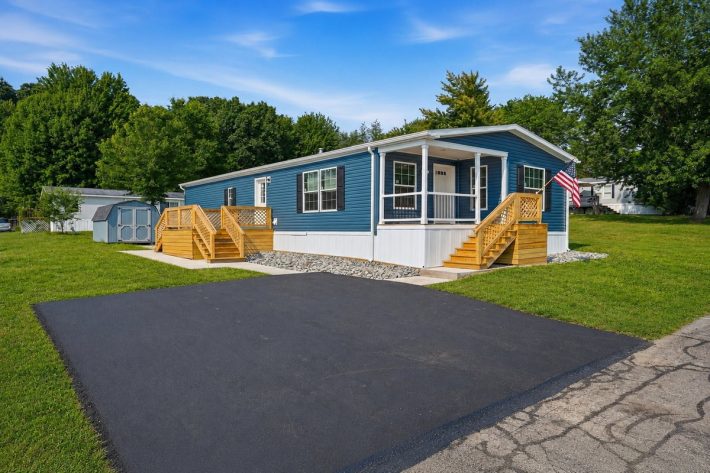 Maple Manor - Image 1