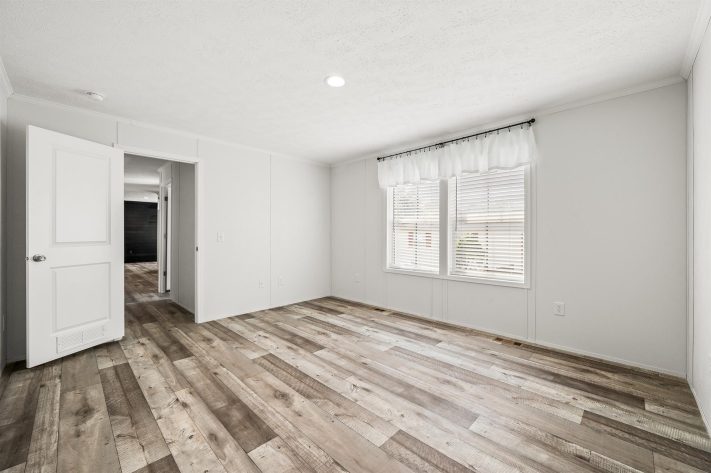 Oxford Village - Image 18