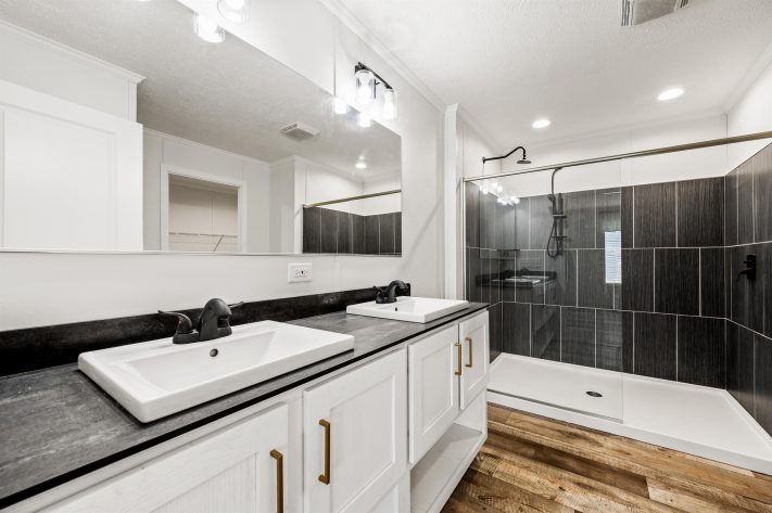 Oxford Village - Image 19